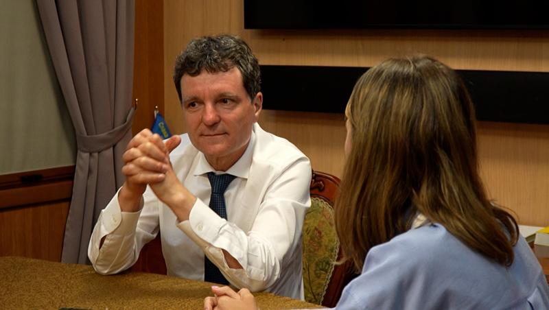 Ce are Nicuşor Dan în deja celebrul carneţel negru. De la secrete de serviciu până la desenele copiilor