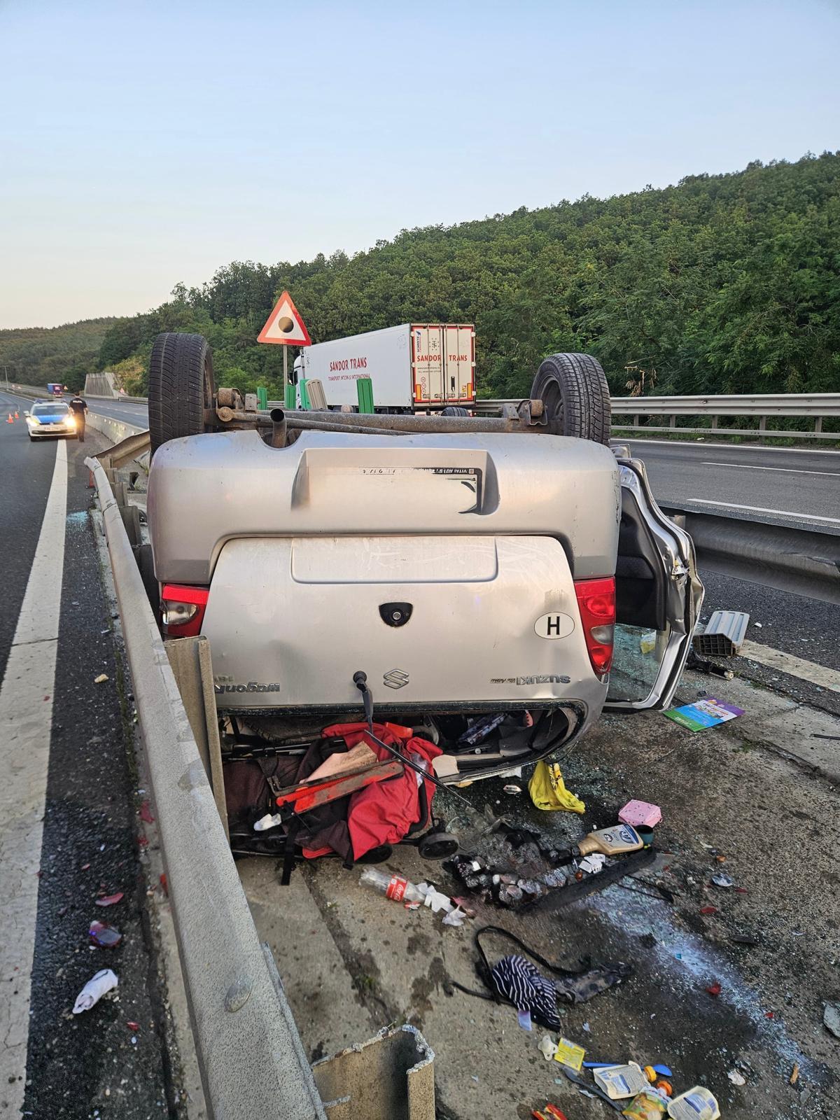 O fetiţă a murit, după ce maşina în care se afla a intrat într-un parapet şi s-a răsturnat pe A1, în Sibiu