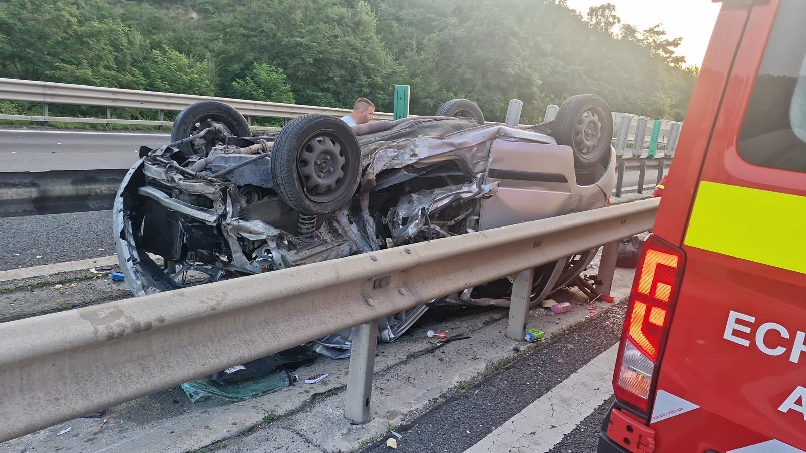 O fetiţă a murit, după ce maşina în care se afla a intrat într-un parapet şi s-a răsturnat pe A1, în Sibiu