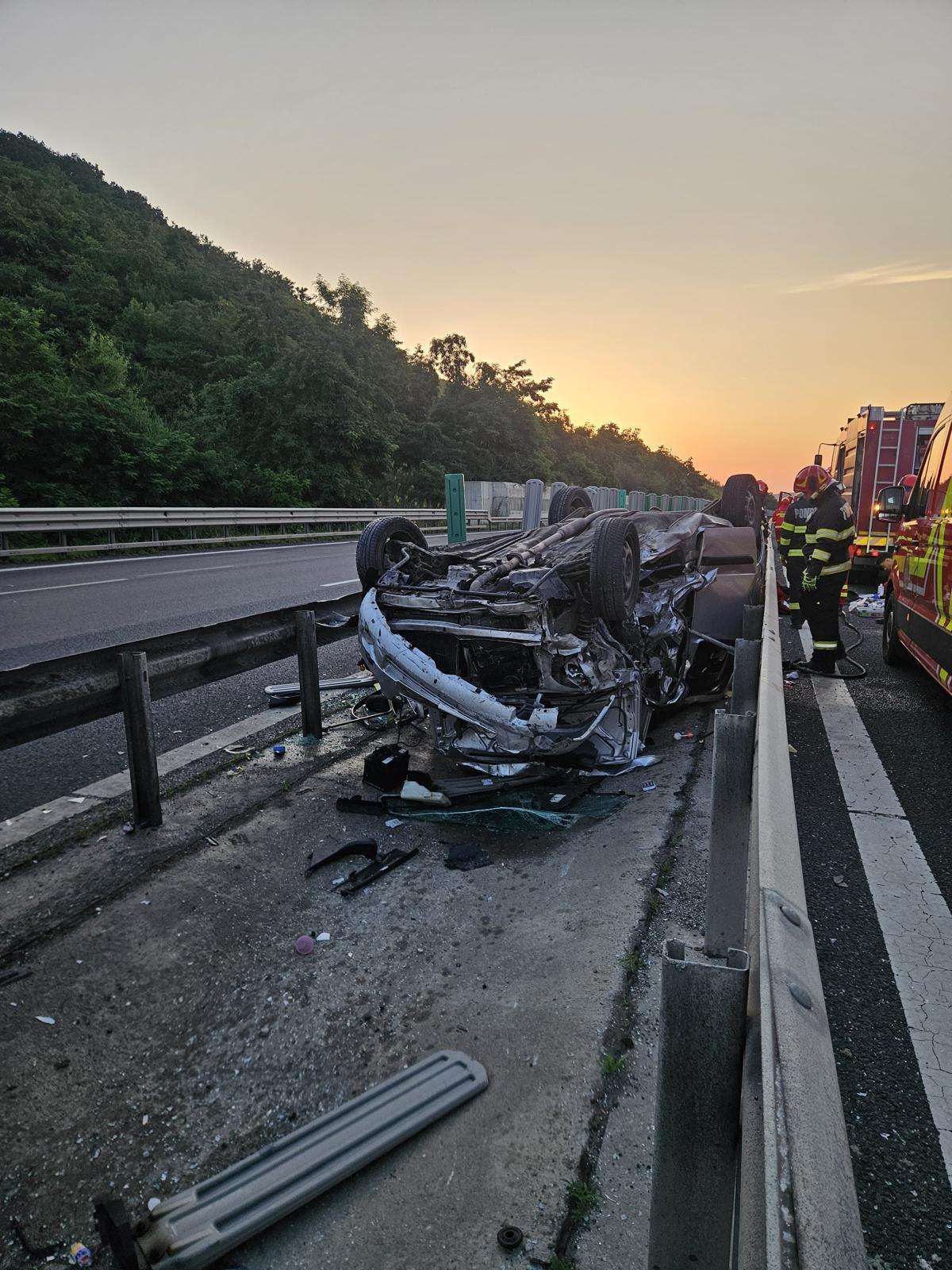 O fetiţă a murit, după ce maşina în care se afla a intrat într-un parapet şi s-a răsturnat pe A1, în Sibiu
