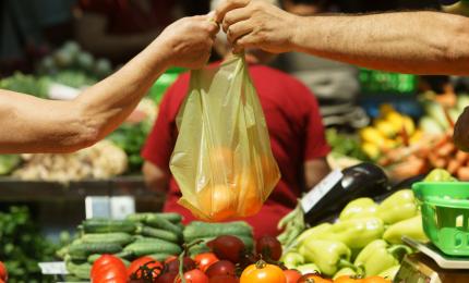 Leguma rară care se vinde la o piaţă din Sibiu. Un producător vine special din Olt