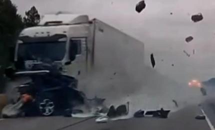 Moartea a venit într-o secundă. Momentul când o familie întreagă este spulberată de un TIR pe o şosea în Rusia