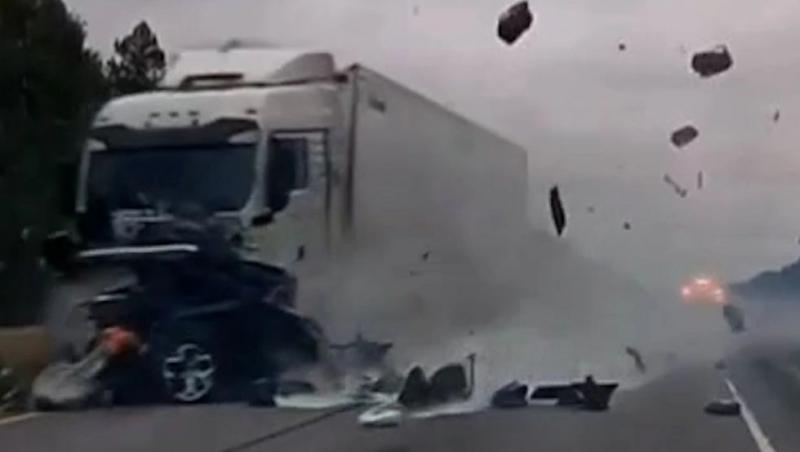 Moartea a venit într-o secundă. Momentul când o familie întreagă este spulberată de un TIR pe o şosea în Rusia