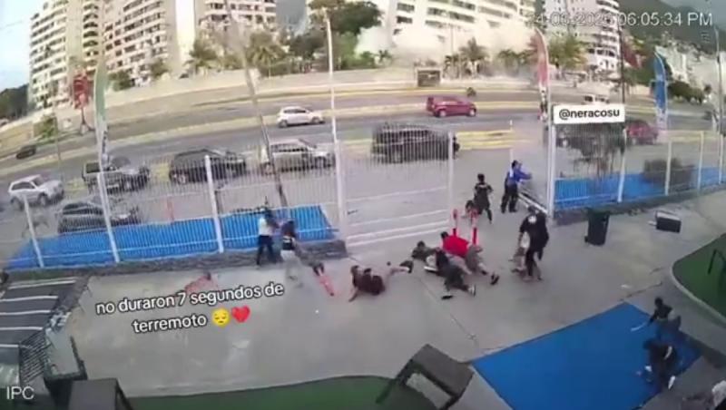 Oamenii trântiți la pământ, mașinile sar pe asfalt. Puterea seismelor din Venezuela, surprinsă de o cameră
