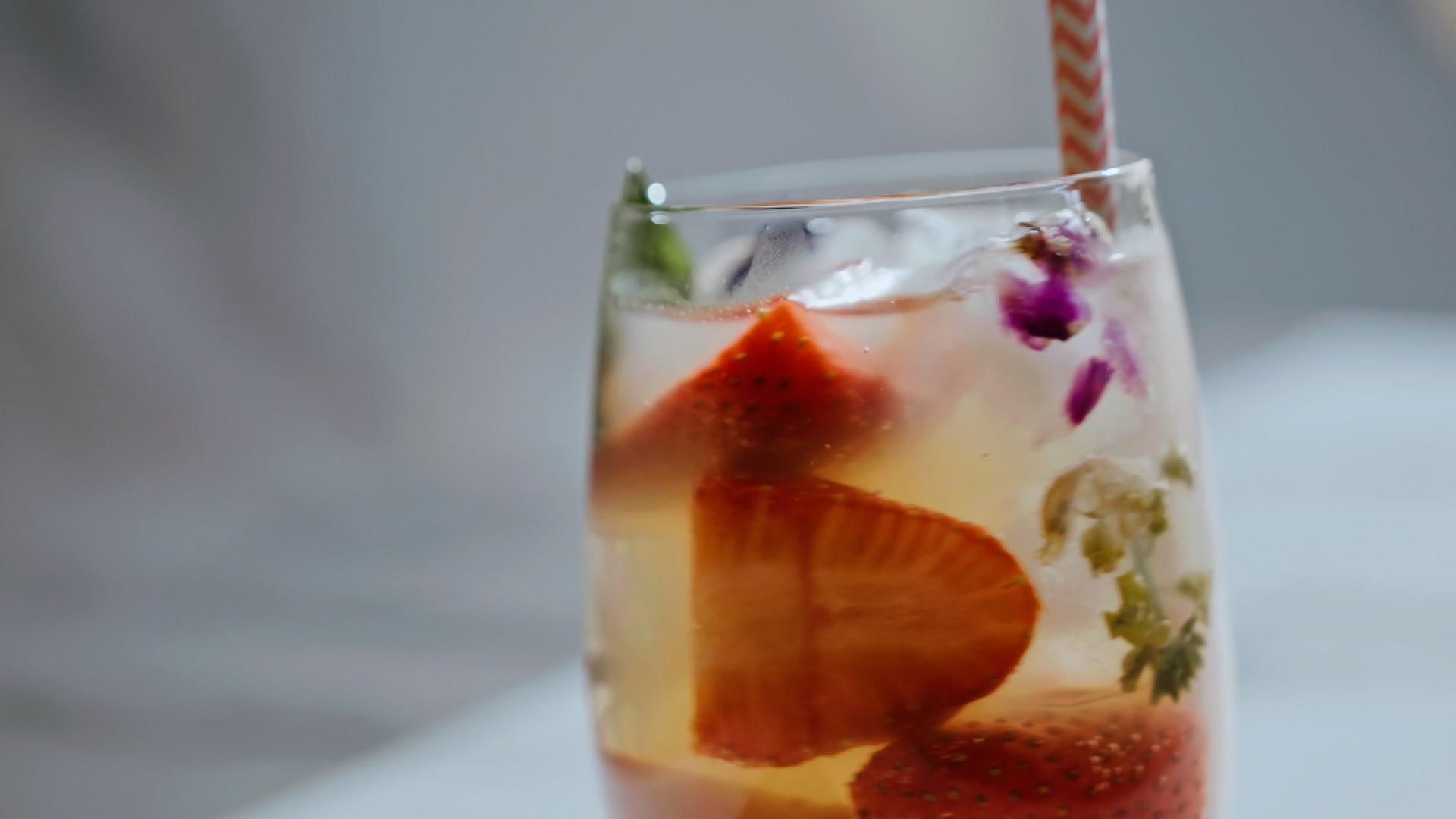 Cocktailul verii costă acum doar 10 lei. Românii economisesc de cinci ori mai mult dacă îl pregătesc acasă