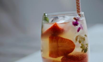 Cocktailul verii costă acum doar 10 lei. Românii economisesc de cinci ori mai mult dacă îl pregătesc acasă