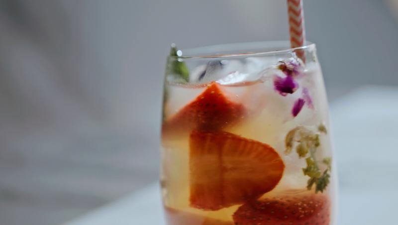 Cocktailul verii costă acum doar 10 lei. Românii economisesc de cinci ori mai mult dacă îl pregătesc acasă