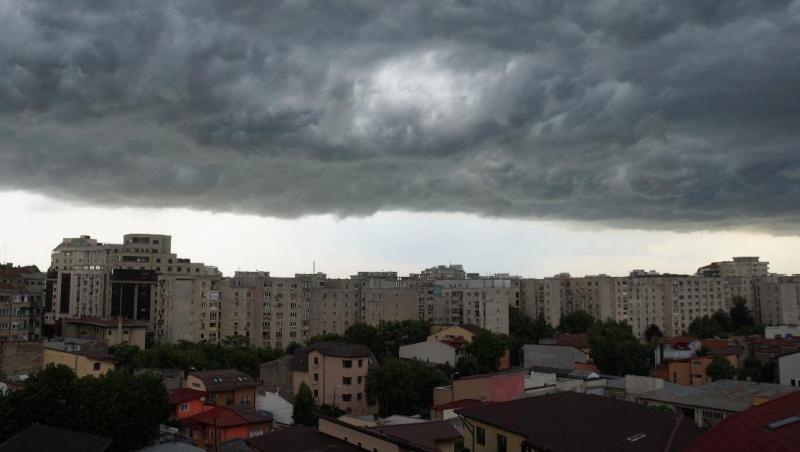 Cod portocaliu de furtuni şi de inundaţii în jumătate de ţară, inclusiv Capitala. Harta zonelor vizate