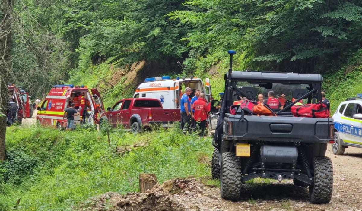 Maşină cu şase pasageri, răsturnată lângă cabana Ciucaş. Patru au fost răniţi şi coborâţi cu greu de pe munte