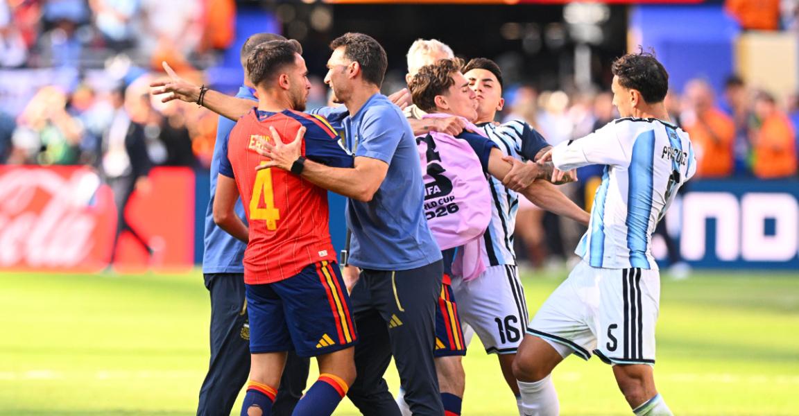 Selecționerul Argentinei, Lionel Scaloni, intervine pentru a-i despărți pe mijlocașul argentinian Leandro Paredes și fundașul spaniol Eric Garcia. 20 iulie 2026