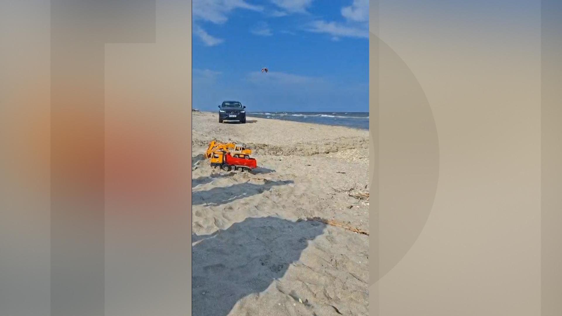 A intrat timp de două zile cu maşina pe plaja de la Vadu, printre turişti. Ce amendă a primit bucureşteanul