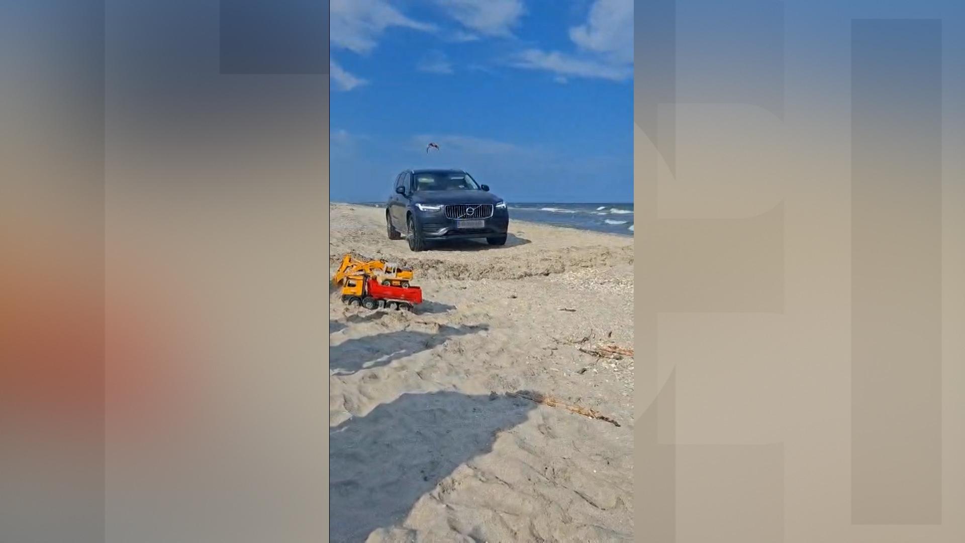 A intrat timp de două zile cu maşina pe plaja de la Vadu, printre turişti. Ce amendă a primit bucureşteanul