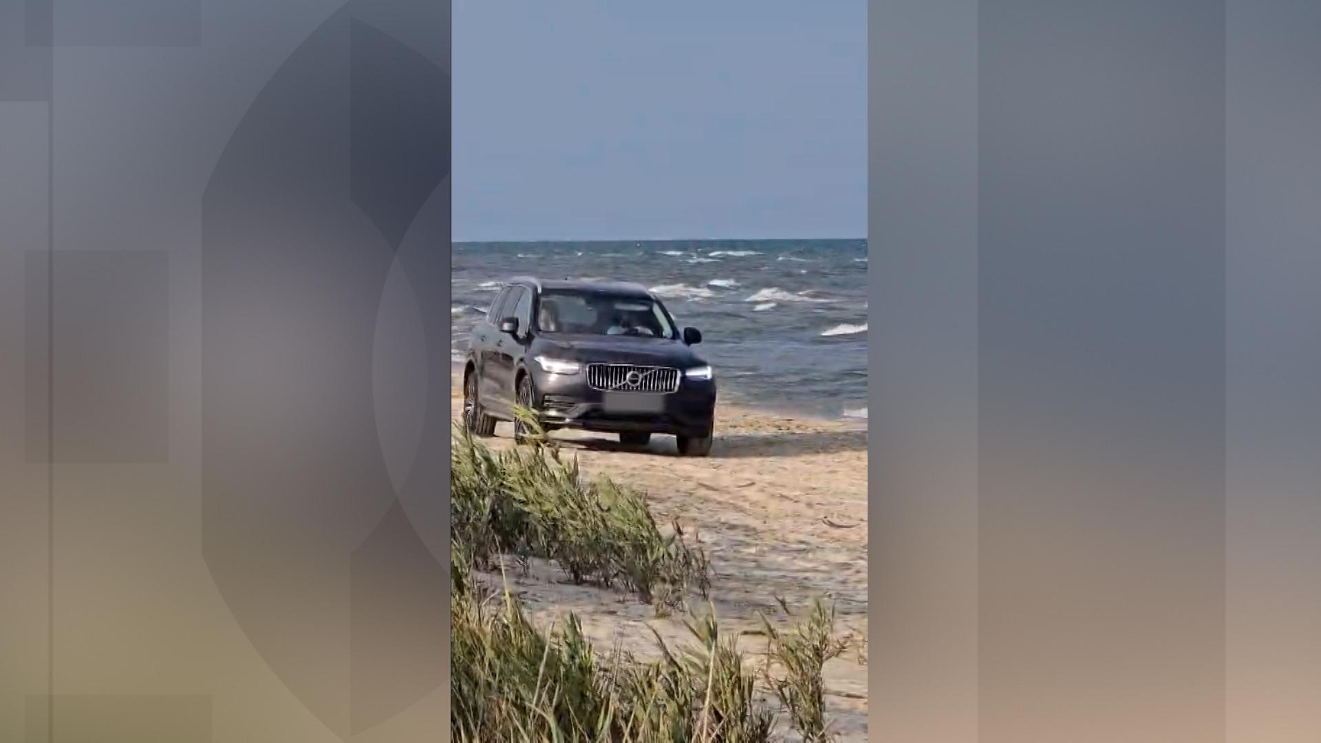A intrat timp de două zile cu maşina pe plaja de la Vadu, printre turişti. Ce amendă a primit bucureşteanul