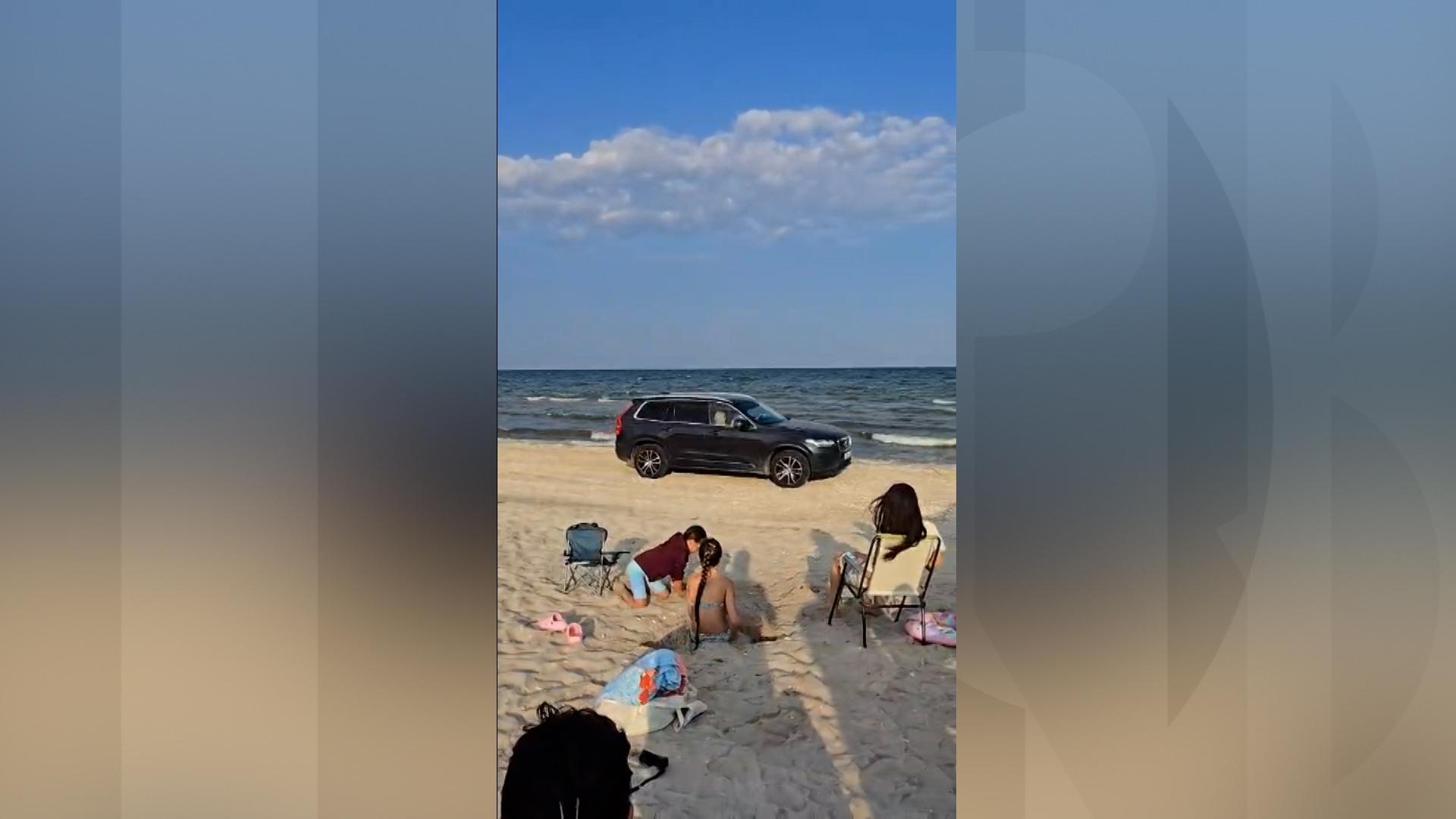 A intrat timp de două zile cu maşina pe plaja de la Vadu, printre turişti. Ce amendă a primit bucureşteanul