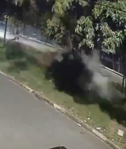 Momentul când un Porsche Cayman se izbeşte violent de un copac şi ia foc. Doi tineri au murit pe loc