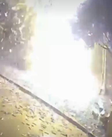 Momentul când un Porsche Cayman se izbeşte violent de un copac şi ia foc. Doi tineri au murit pe loc
