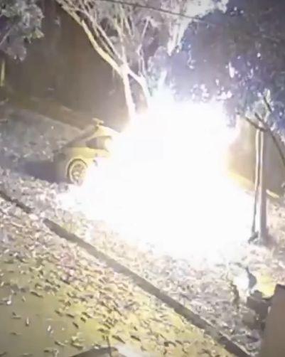 Momentul când un Porsche Cayman se izbeşte violent de un copac şi ia foc. Doi tineri au murit pe loc