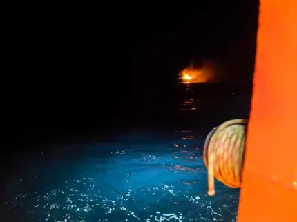 Primele imagini cu nava încărcată cu propan, cuprinsă de flăcări în Marea Neagră. Trei marinari au ajuns la ATI 26 explozie