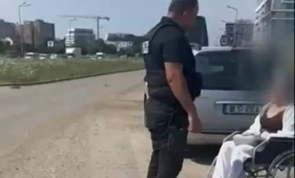 O femeie cerşea în Capitală la câţiva metri distanţă de maşina de lux a mamei ei. Ce au descoperit poliţiştii