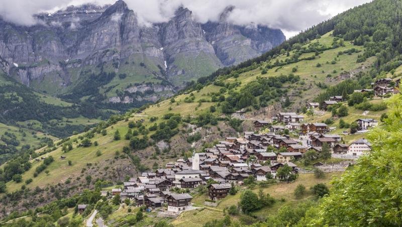 Un sat din Europa le oferă 21.000 de dolari celor care se mută aici, plus câte 3.000 de dolari pe lună