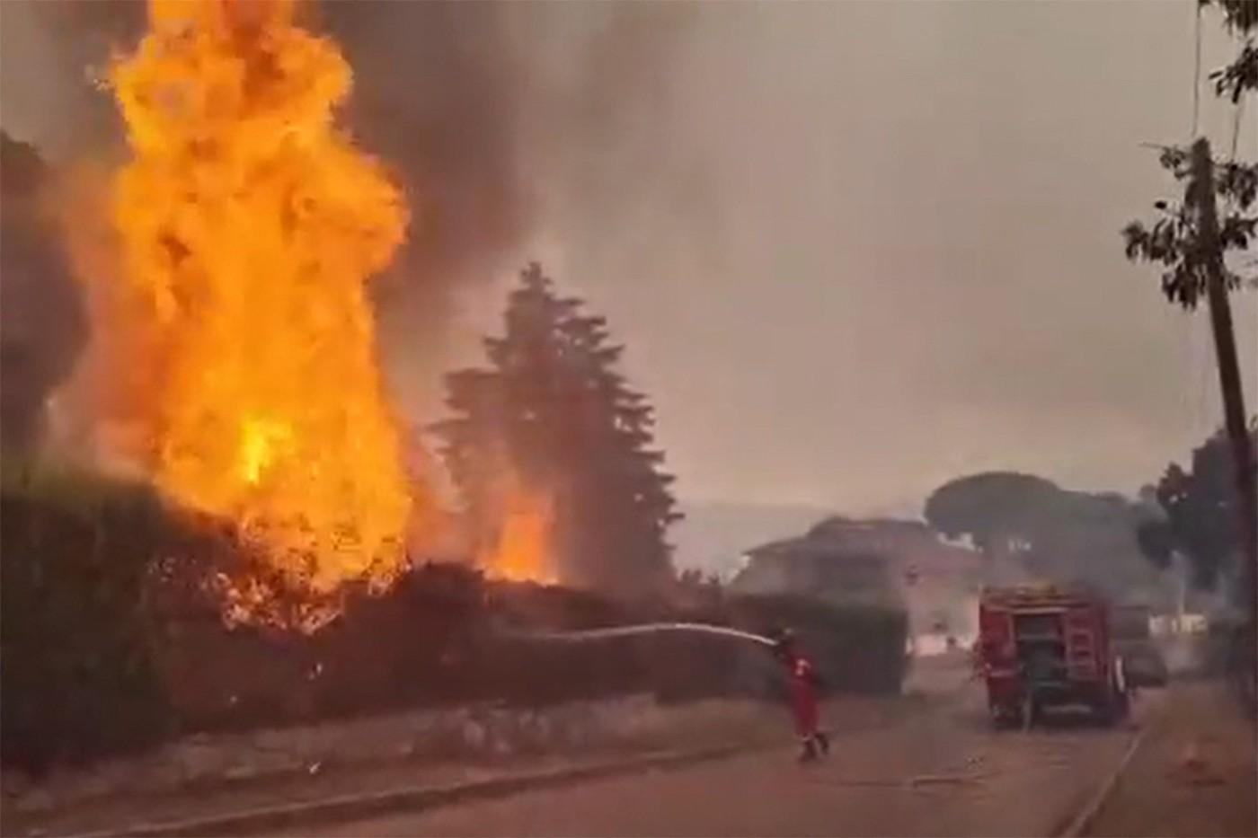 Două oraşe din Spania, în stare de urgenţă din cauza incendiilor masive de vegetaţie
