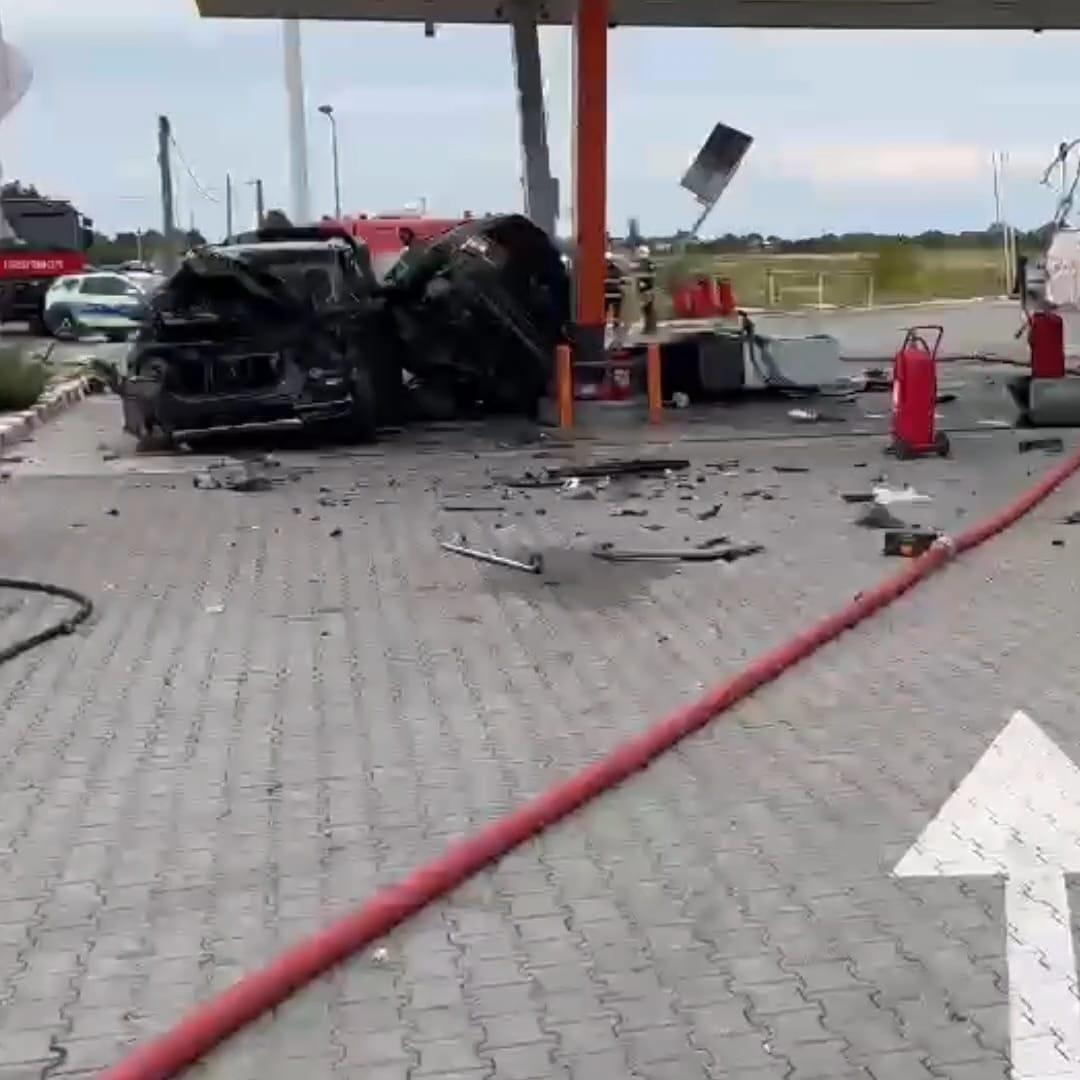 La un pas de tragedie: mașini proiectate într-o stație de alimentare din Dolj, după ce s-au izbit violent