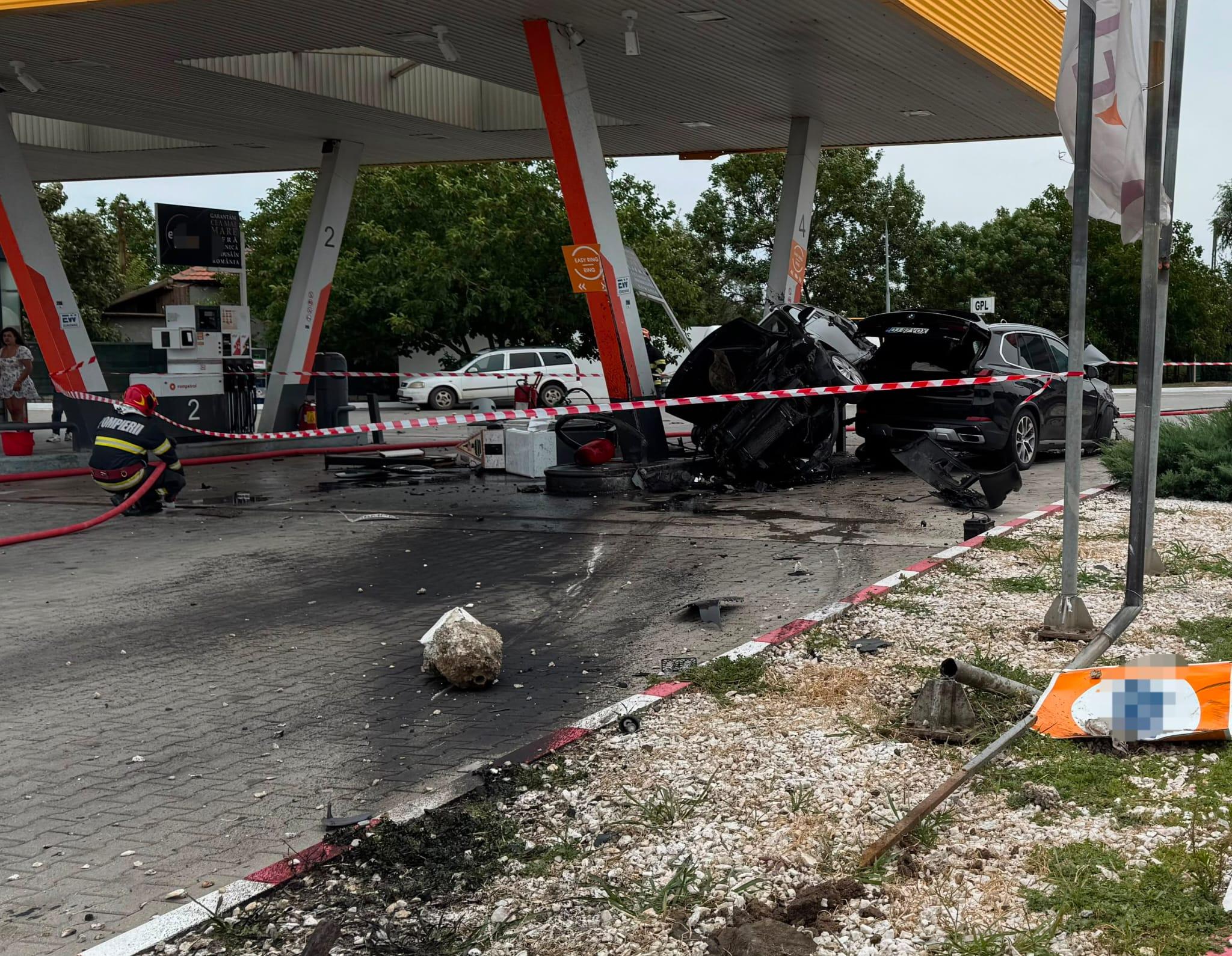 La un pas de tragedie: mașini proiectate într-o stație de alimentare din Dolj, după ce s-au izbit violent