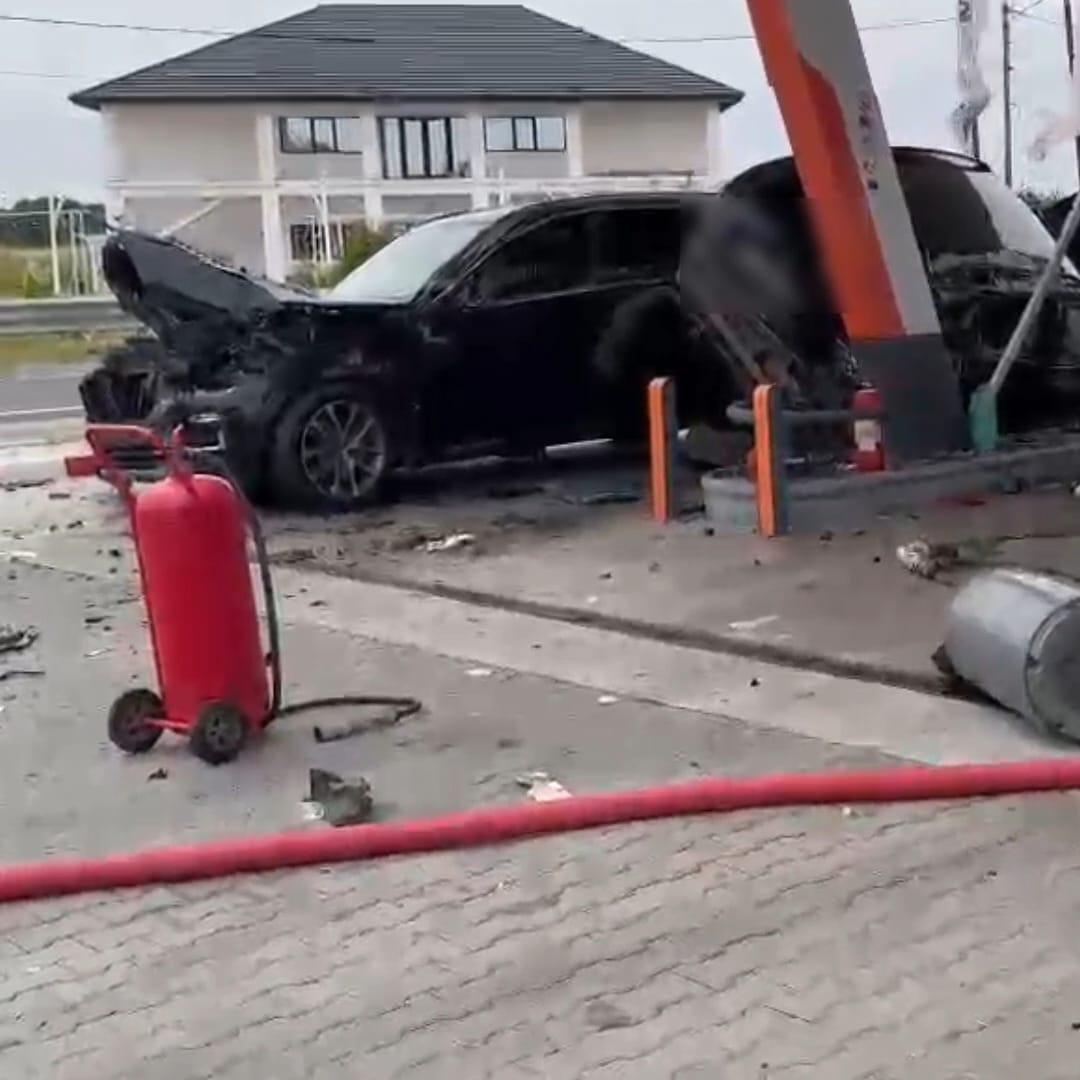 La un pas de tragedie: mașini proiectate într-o stație de alimentare din Dolj, după ce s-au izbit violent