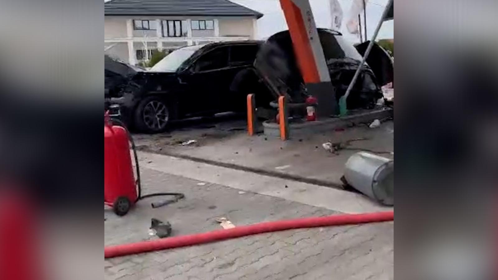La un pas de tragedie: mașini proiectate într-o stație de alimentare din Dolj, după ce s-au izbit violent