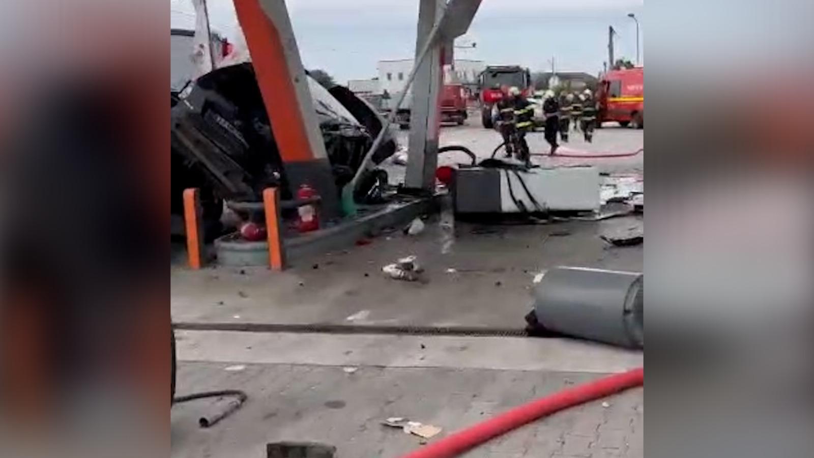 La un pas de tragedie: mașini proiectate într-o stație de alimentare din Dolj, după ce s-au izbit violent