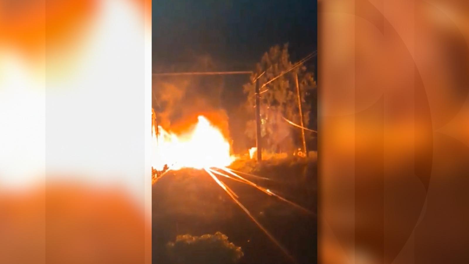 "Lăsaţi totul şi ieşiţi!" Tren cu aproape 200 de pasageri, accident cu o cisternă în Bacău. Cabina a luat foc