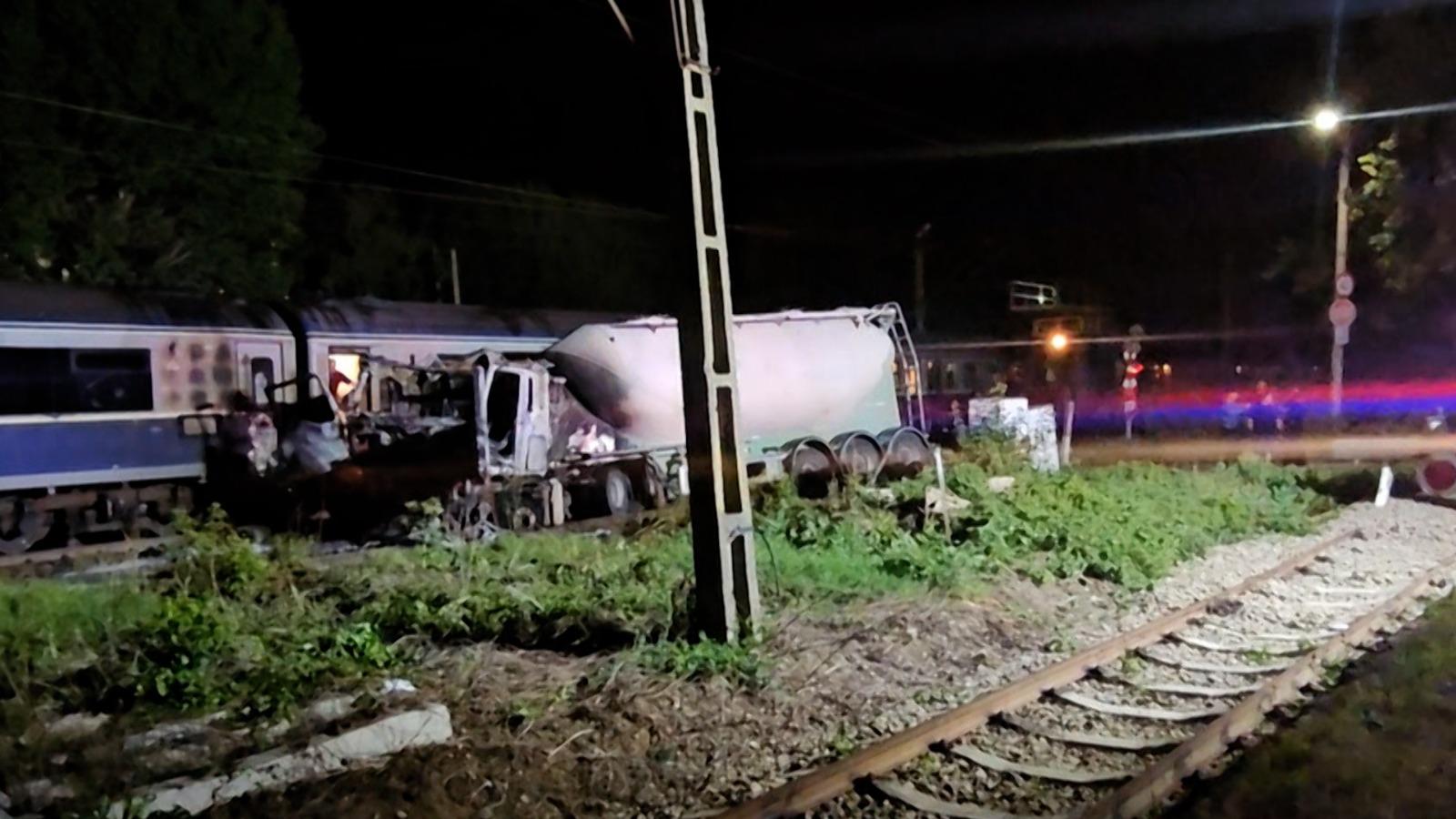 "Lăsaţi totul şi ieşiţi!" Tren cu aproape 200 de pasageri, accident cu o cisternă în Bacău. Cabina a luat foc