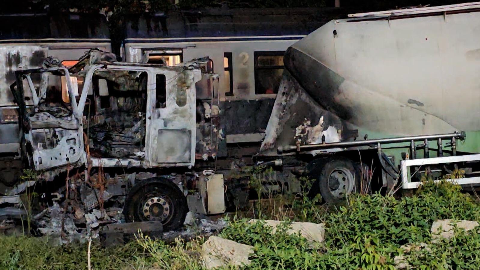 "Lăsaţi totul şi ieşiţi!" Tren cu aproape 200 de pasageri, accident cu o cisternă în Bacău. Cabina a luat foc