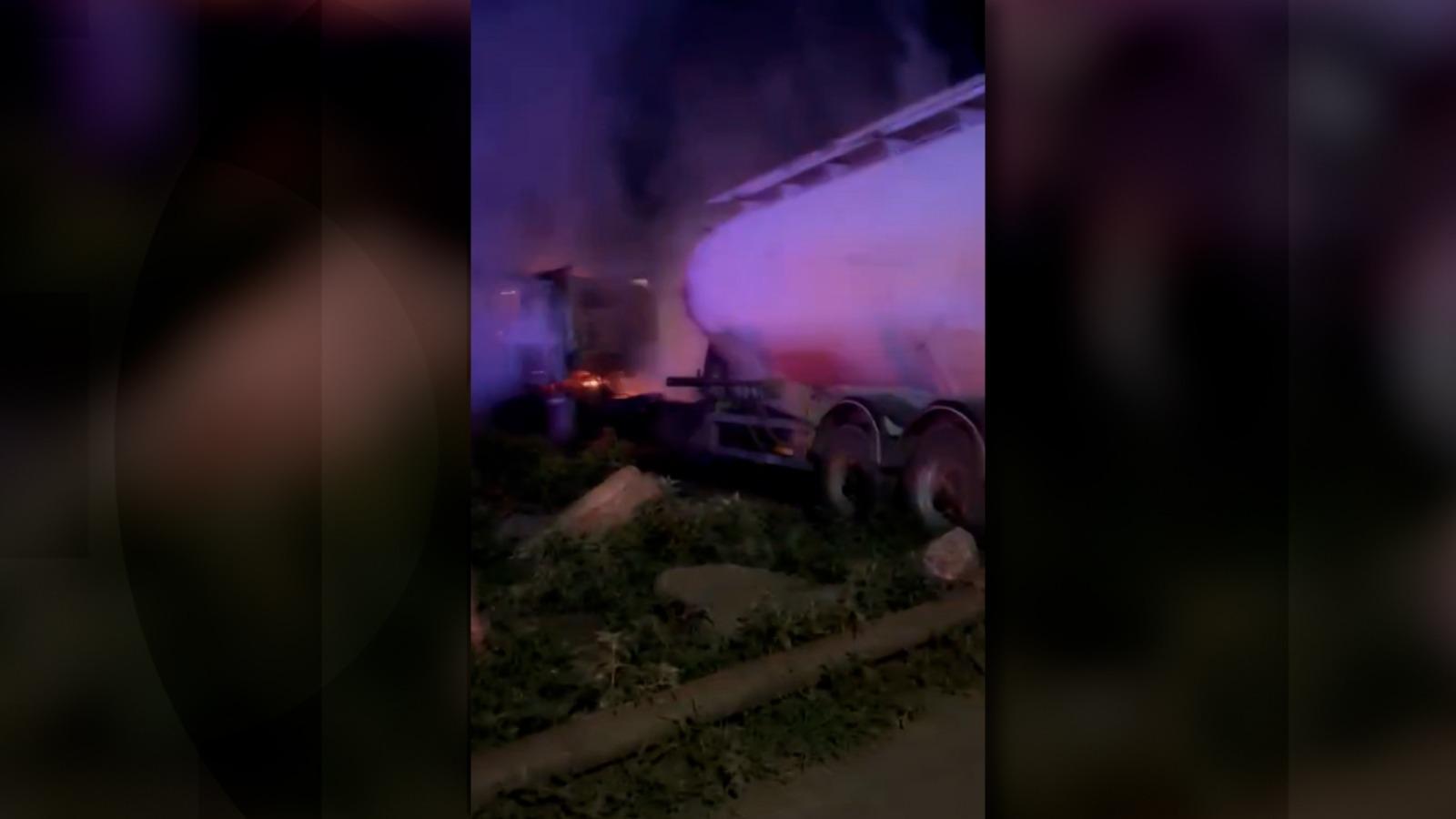 "Lăsaţi totul şi ieşiţi!" Tren cu aproape 200 de pasageri, accident cu o cisternă în Bacău. Cabina a luat foc