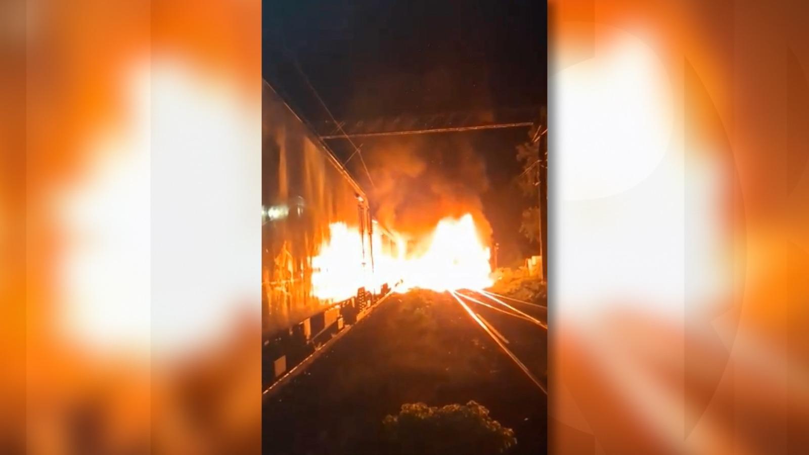 "Lăsaţi totul şi ieşiţi!" Tren cu aproape 200 de pasageri, accident cu o cisternă în Bacău. Cabina a luat foc
