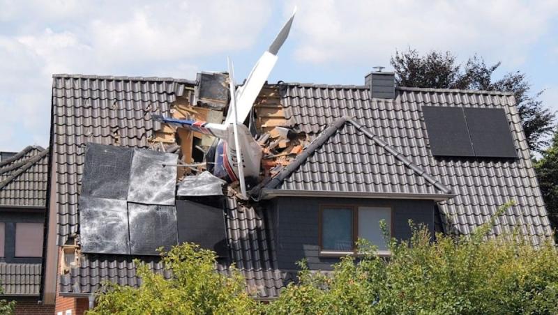 Avion de mici dimensiuni, prăbuşit peste o casă în Germania. O persoană și-a pierdut viața, iar alta dispărută