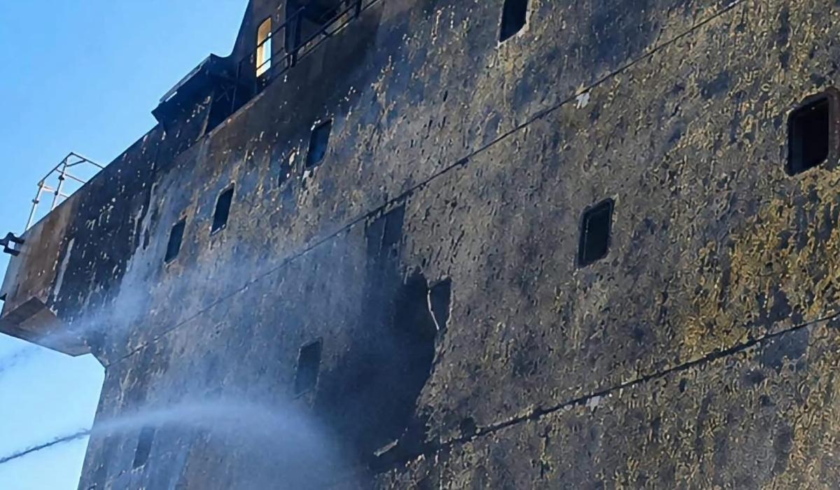 O navă lovită de dronă lângă Odesa, staţionată în Portul Constanţa. Imagini cu gaura imensă din provă