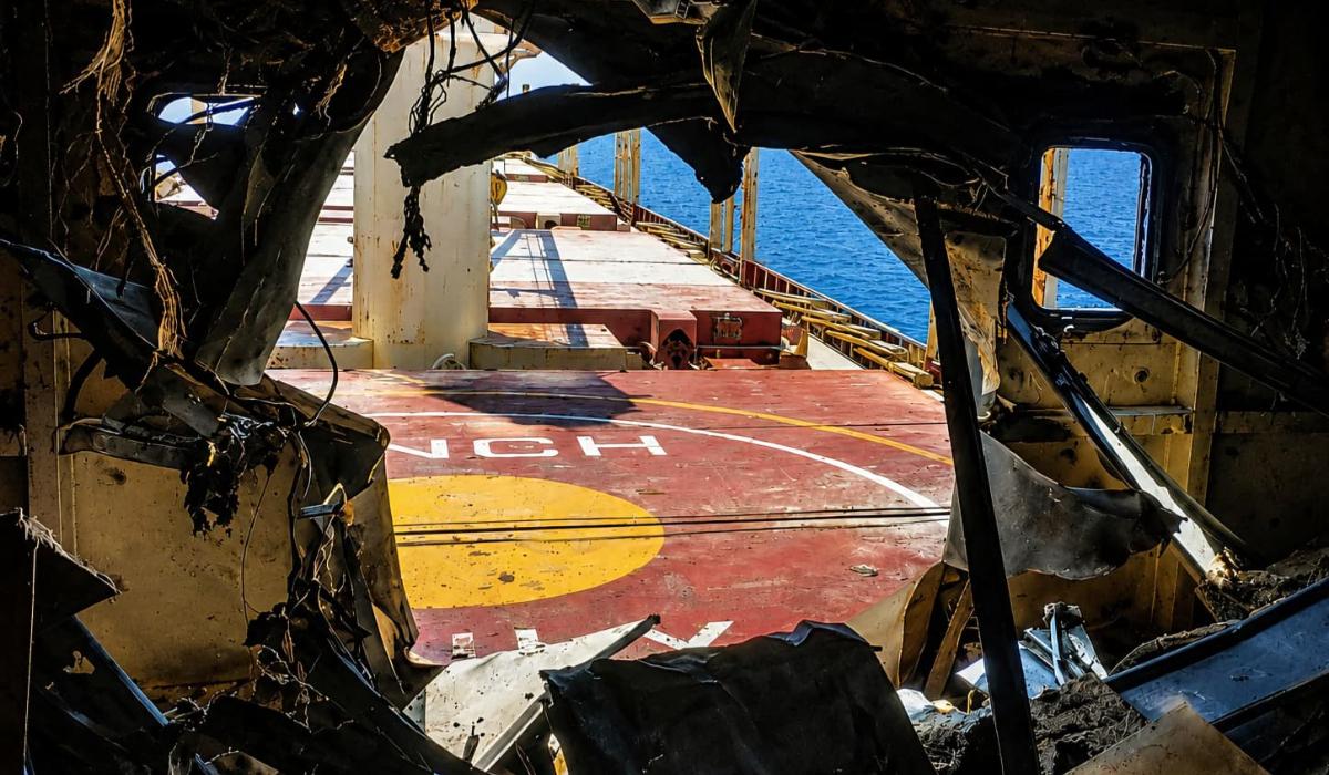 O navă lovită de dronă lângă Odesa, staţionată în Portul Constanţa. Imagini cu gaura imensă din provă