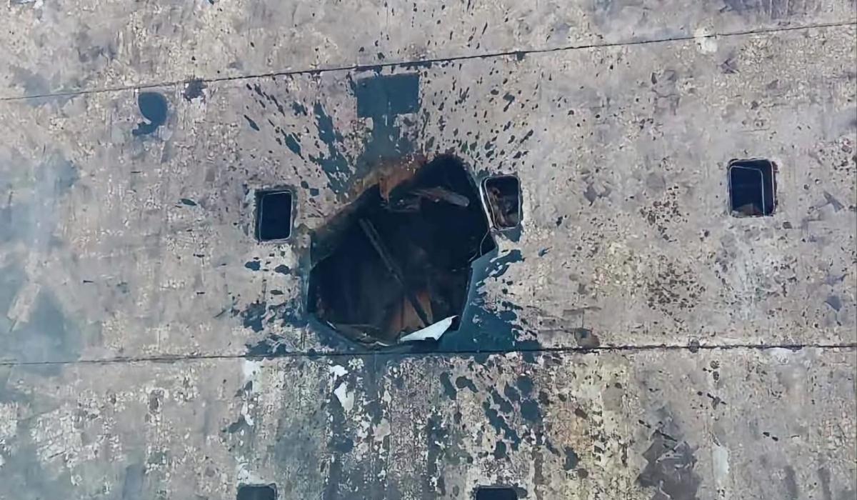 O navă lovită de dronă lângă Odesa, staţionată în Portul Constanţa. Imagini cu gaura imensă din provă