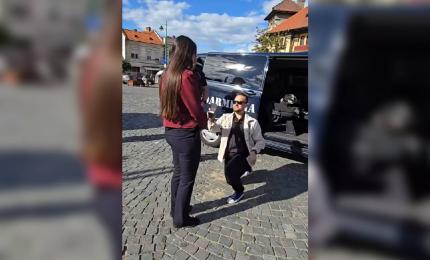 Jandarmii au oprit-o pentru un "bagaj suspect". Atunci, iubitul ei a îngenuncheat și a cerut-o de soție
