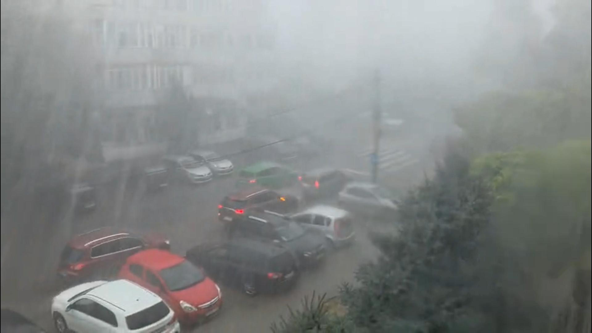 Jumătate de ţară intră sub cod galben de vijelii, grindină și cantități mari de apă