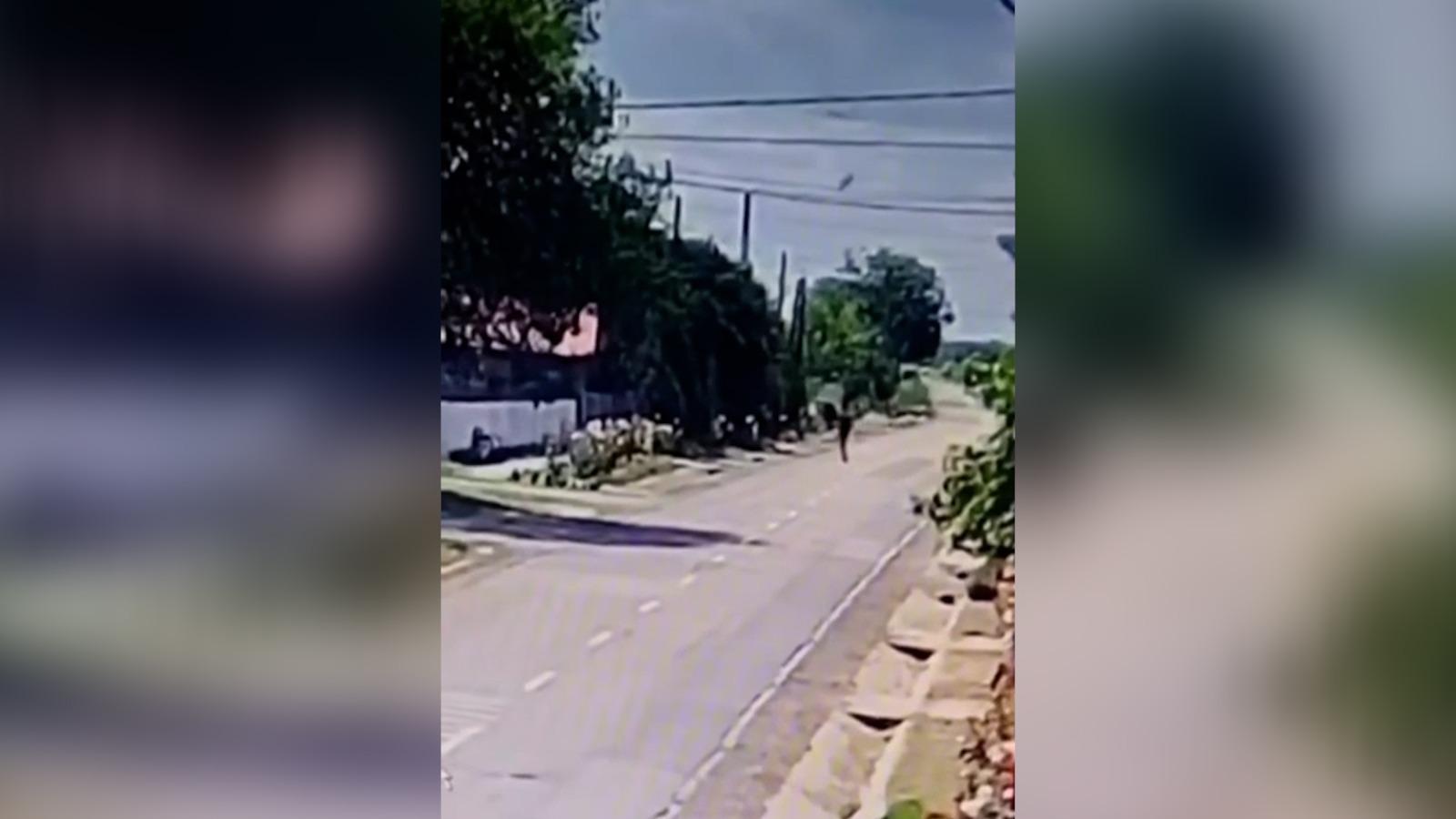 Momentul când un copil aflat pe trotinetă este lovit de un obiect căzut din cer de un obiect neidentificat