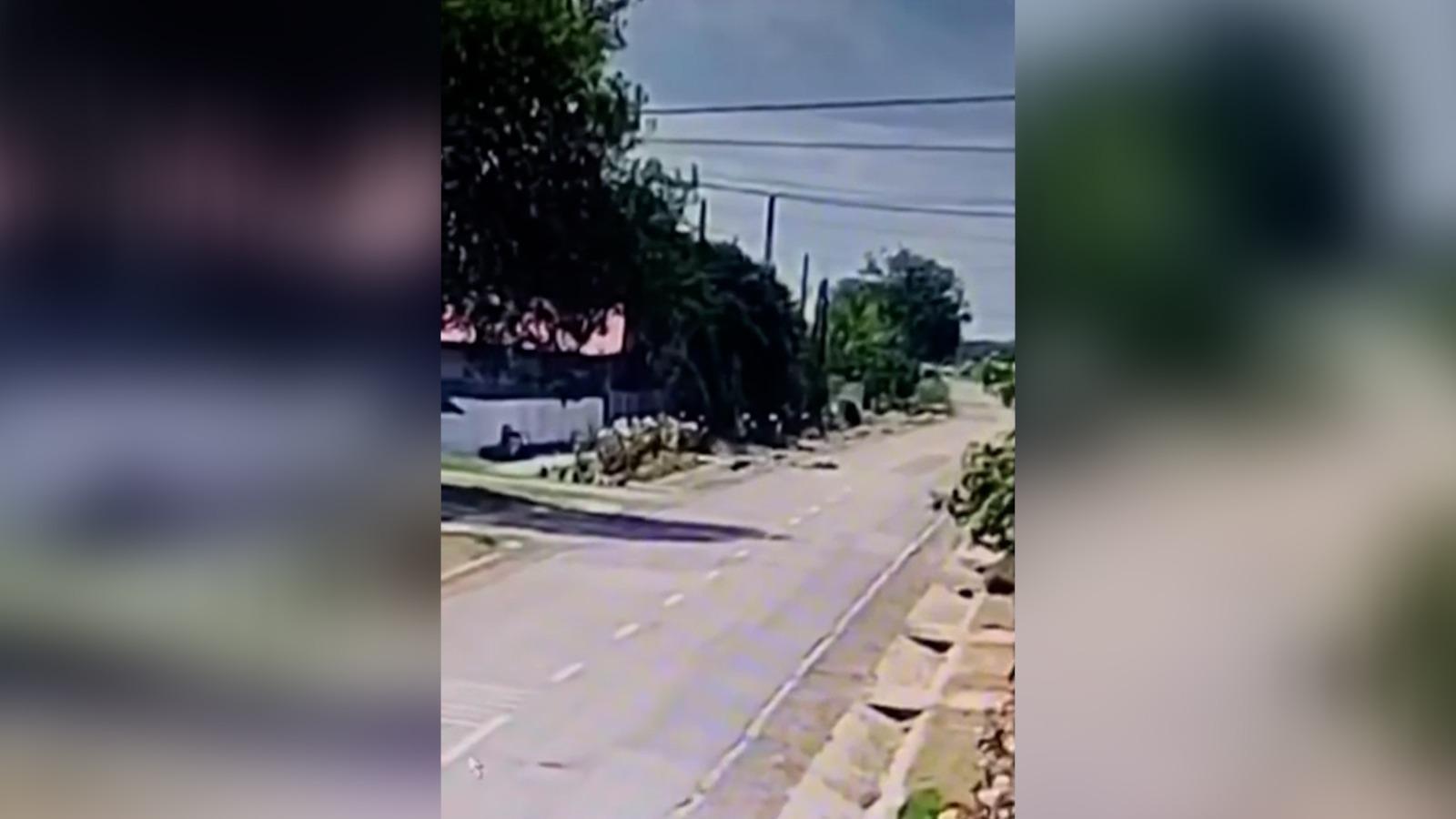 Momentul când un copil aflat pe trotinetă este lovit de un obiect căzut din cer de un obiect neidentificat
