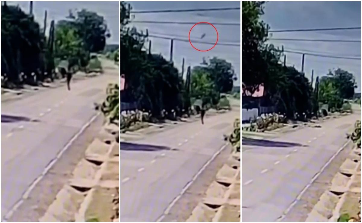 Momentul când un copil aflat pe trotinetă este lovit de un obiect căzut din cer de un obiect neidentificat