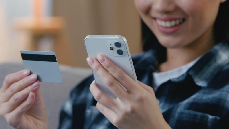 O fată de 13 ani a furat 42.000 de euro din casa părinţilor ca să trimită cadouri influencerilor