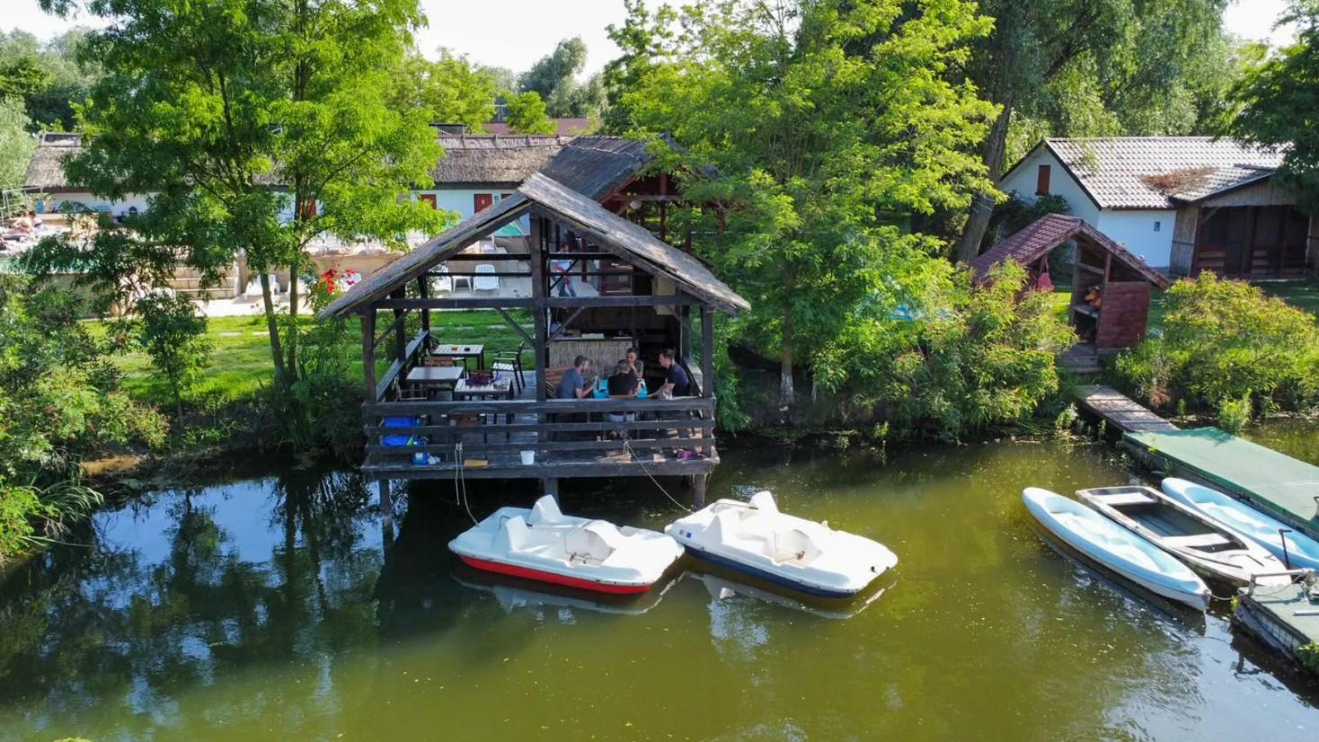 O insulă privată din Delta Dunării, vândută la preţ de penthouse în Bucureşti. Resortul, redus la jumătate