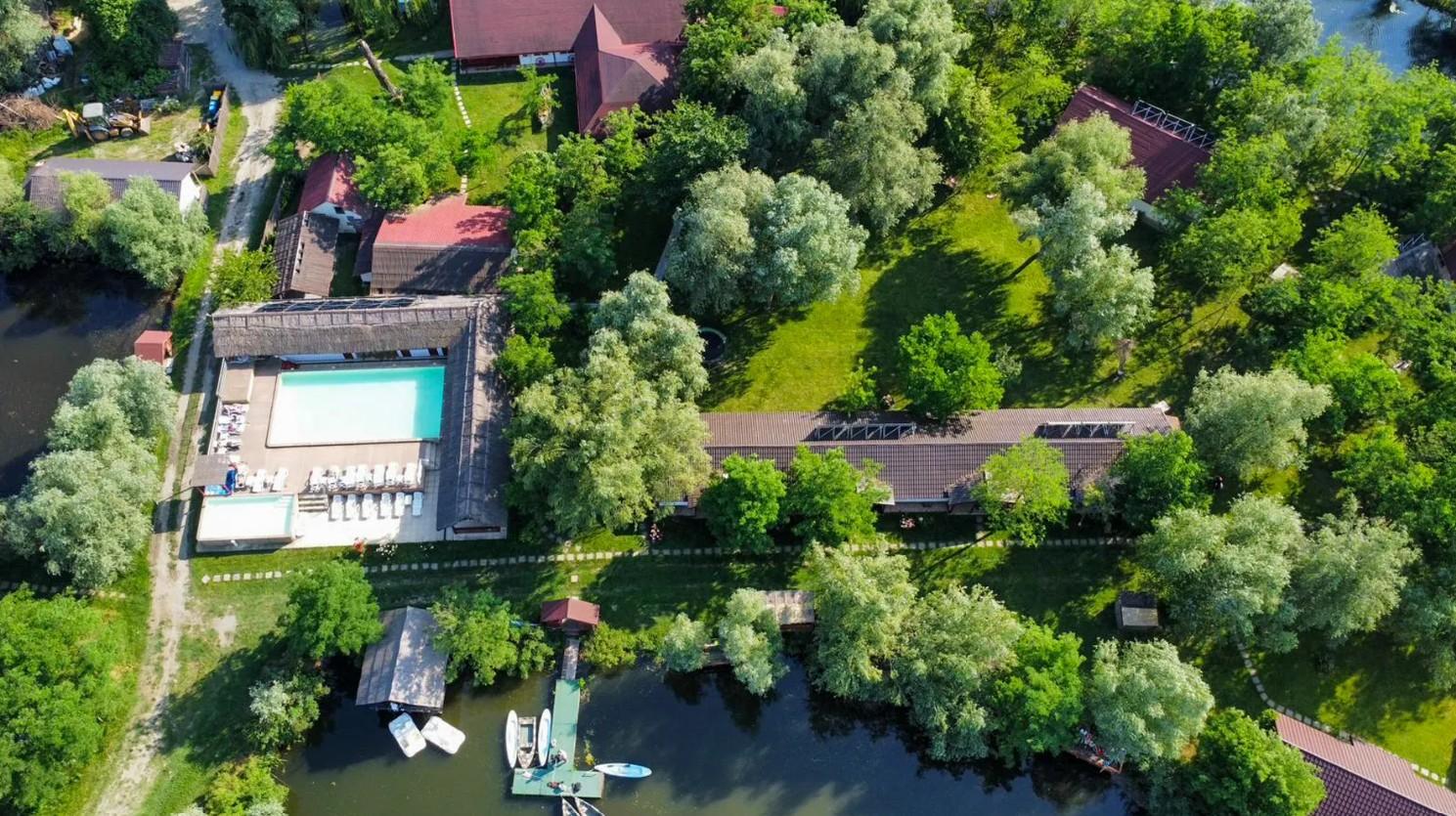 O insulă privată din Delta Dunării, vândută la preţ de penthouse în Bucureşti. Resortul, redus la jumătate