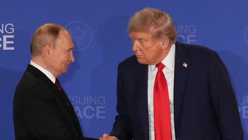 Vladimir Putin şi Donald Trump în timpul unei conferinţe de presă comune, în Alaska. 16 august 2025