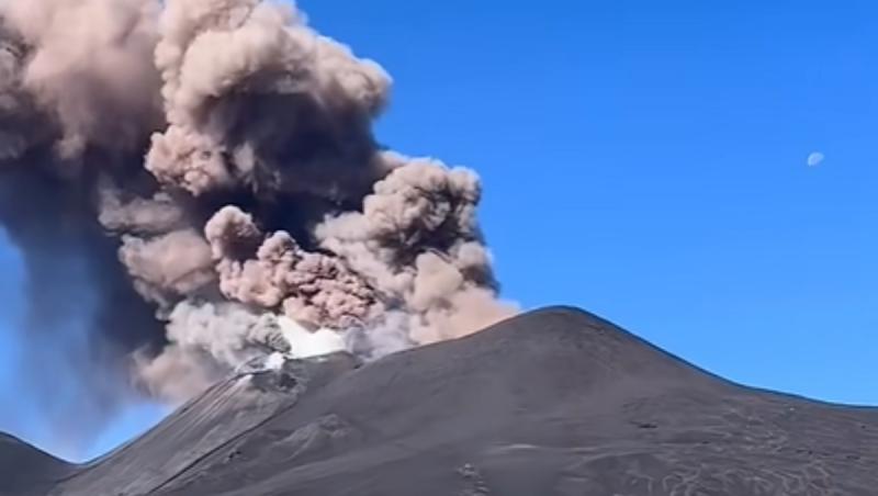 Etna a erupt din nou. Zborurile spre Catania, suspendate din cauza norului de cenușă