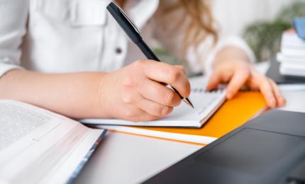 Afacere cu diplome false: o profesoară din Suceava a vândut iluzii pentru zeci de mii de euro